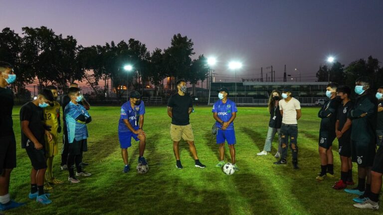 Luis “Mago” Jiménez visitó al plantel de FC Bajos de Mena