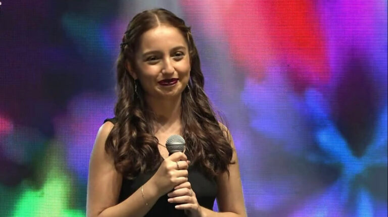 Cantante puentealtina Teresita Ríos disputa premio de popularidad en Santiago es de Todos ¡Necesita tu voto!