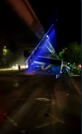 Bus chocó pilar de Metro en estación Protectora de la Infancia: hay tres lesionados