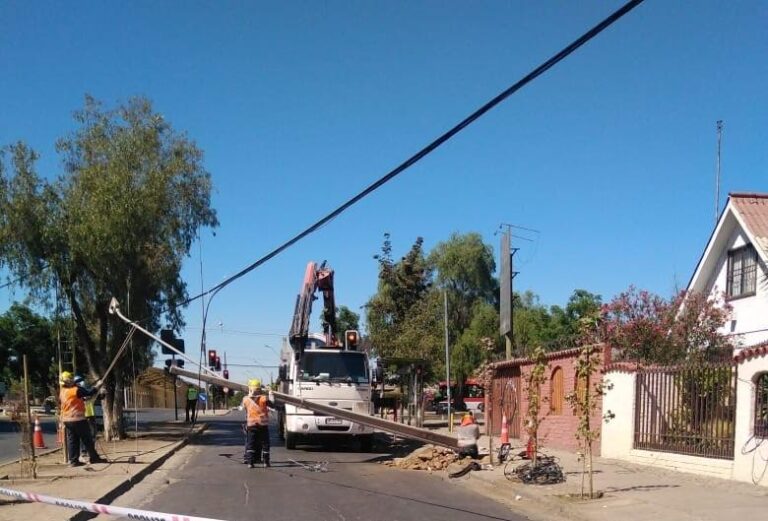 CGE: En el primer trimestre de 2022, más de 800 postes chocados han afectado calidad de suministro eléctrico de sus clientes