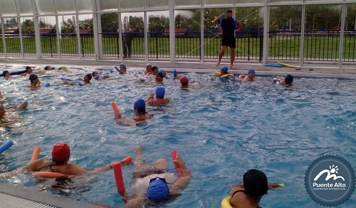 ¡Atención Puente Alto! Se abrió proceso de inscripción para cursos en piscina temperada del Balneario Municipal