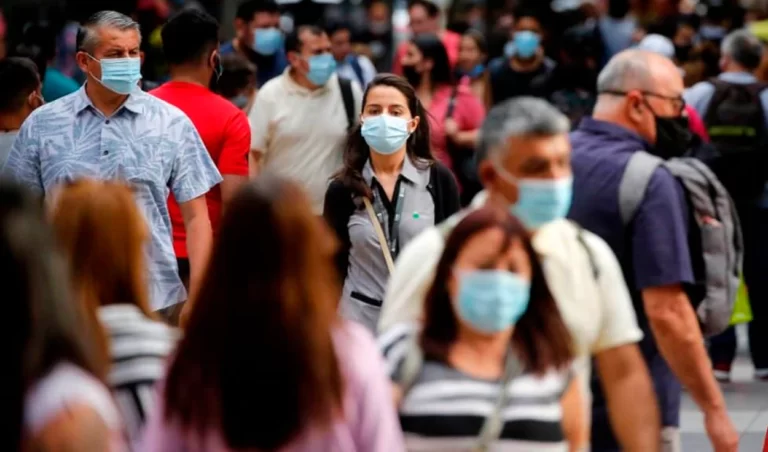 Tras poco más de dos años: comenzó la flexibilización del uso de mascarillas al aire libre