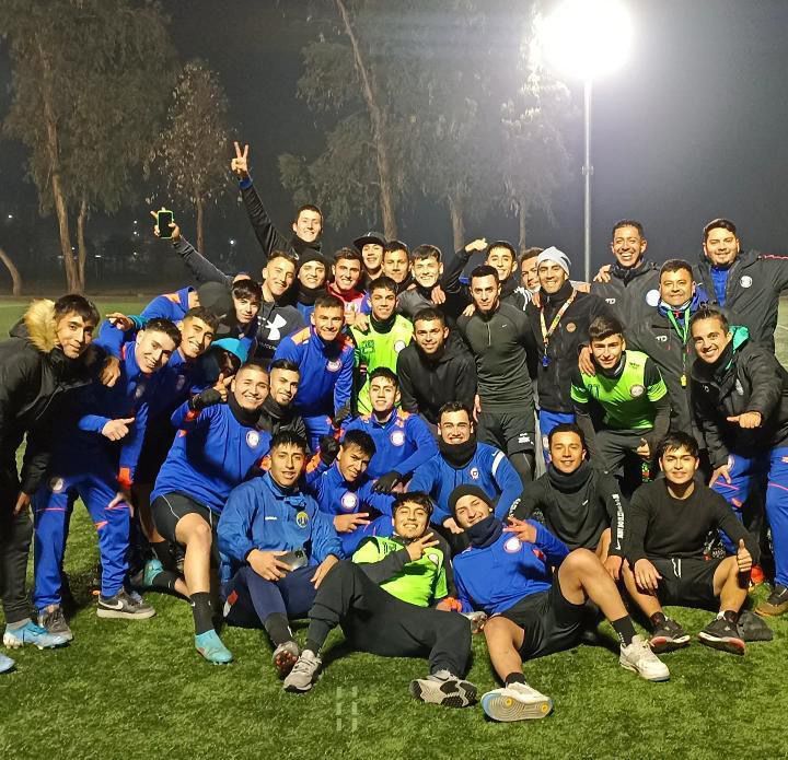 El “Principe” humilde: Charles Aranguiz entrenó con Municipal Puente Alto