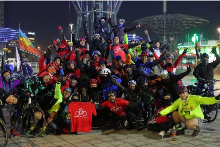 ¡Excelente iniciativa!: grupo de ciclistas ayudará a personas en situación de calle Gentileza: @pedales.sur.oriente en Instagram
