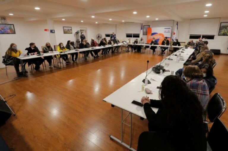 Con apoyo del municipio vecinos de Puente Alto se reunieron para denunciar a CGE Gentileza de Municipalidad de Puente Alto
