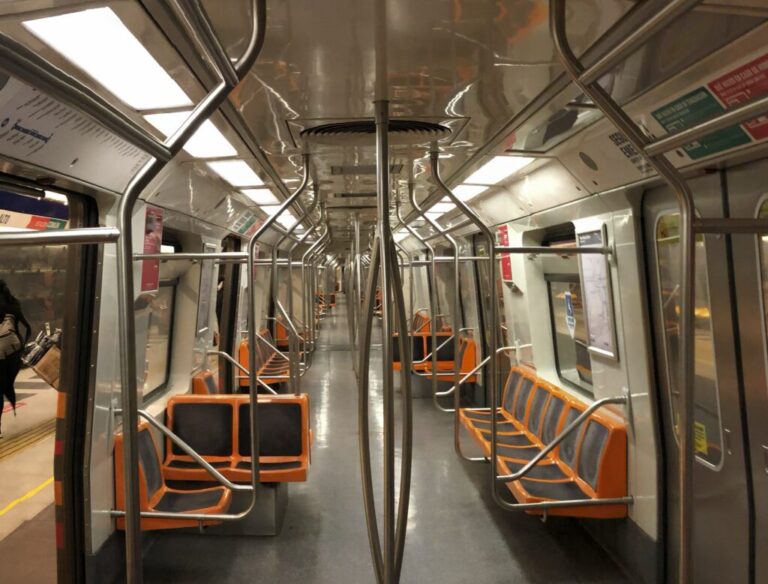 Incluida Plaza de Puente Alto: Capítulos de la propuesta de nueva Constitución se exhiben en pantallas del Metro de Santiago