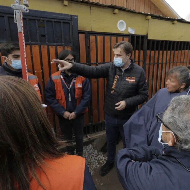 Con el alcalde Germán Codina a la cabeza: equipos municipales visitaron el Campamento Millantú. Gentileza Municipalidad de Puente Alto