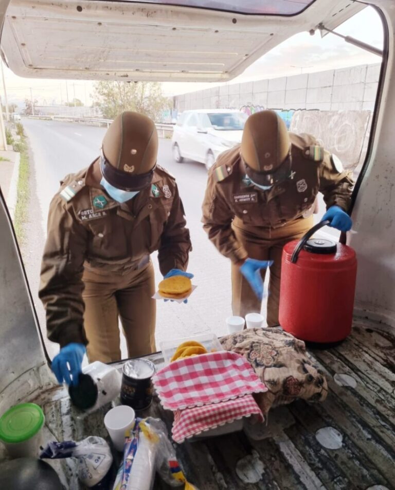 Carabineros entregó café, sopaipillas y abrigo a personas en situación de calle en Puente Alto Gentileza Carabineros Prefectura Cordillera
