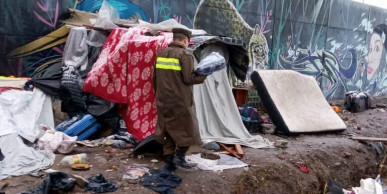 ¡Una bonita costumbre!: Carabineros sigue ayudando a las personas en situación de calle en Puente Alto Gentileza Carabineros Prefectura Cordillera