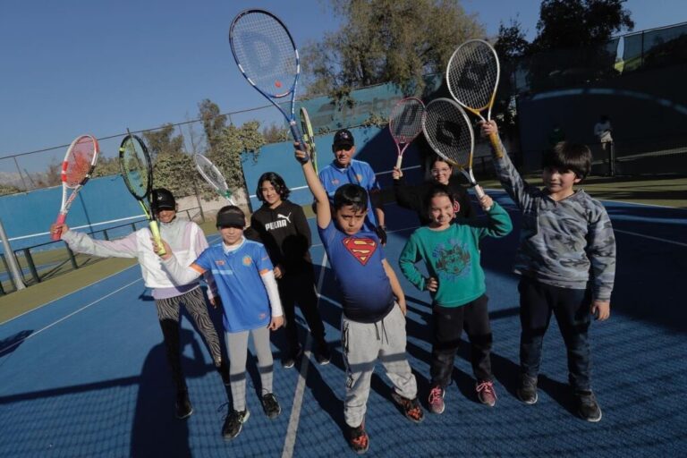 ¡Aún hay cupos disponibles!: más de 200 niños ya son parte del taller municipal de tenis Gentileza Municipalidad de Puente Alto