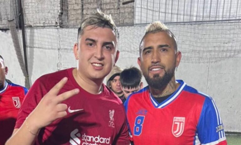 El artista puentealtino Simón “La Letra” jugó una “pichanga” con Arturo Vidal Gentileza Instagram @simonlaletra