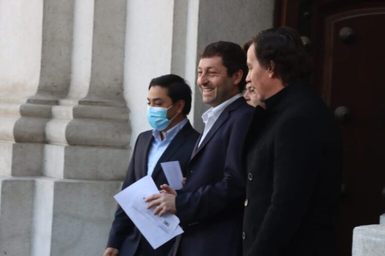 Diputado Carter vuelve a exigir que se quite el impuesto específico a los combustibles tras subida del precio del dólar