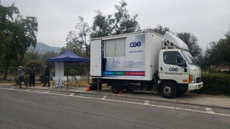 CGE dispuso de Oficina Móvil para realizar trámites en Puente Alto Gentileza CGE