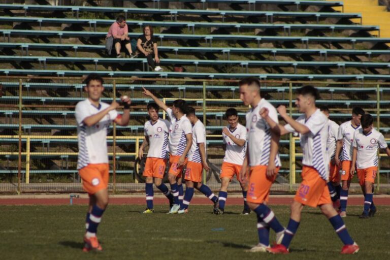 Municipal Puente Alto goleó 4-0 a Cultural Maipú, pero sigue en el segundo puesto