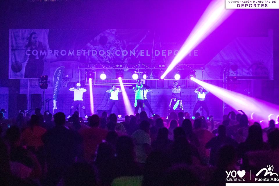 Más de 400 personas asistieron a la nueva versión de la Zumba Flúor en Puente Alto