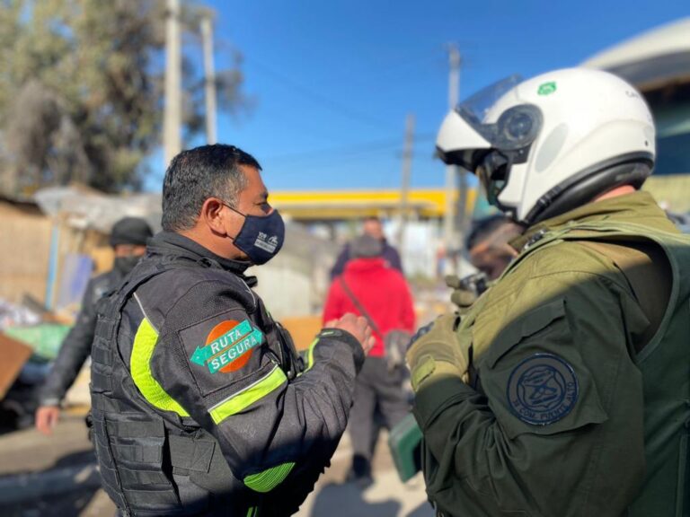 Carabineros y personal de Ruta Segura retiraron escombros en Puente Alto Gentileza Carabineros Prefectura Cordillera
