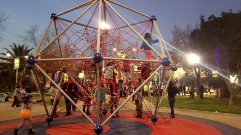 Puente Alto tendrá nuevos juegos infantiles en 20 plazas de la comuna Foto: Twitter German Codina
