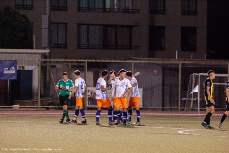 Municipal Puente Alto se mide ante Santiago City en busca de un cupo a Tercera A