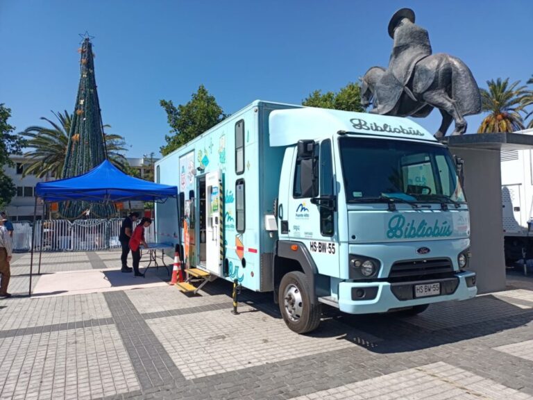 Incentiva la lectura: Bibliobús en plaza de Puente Alto
