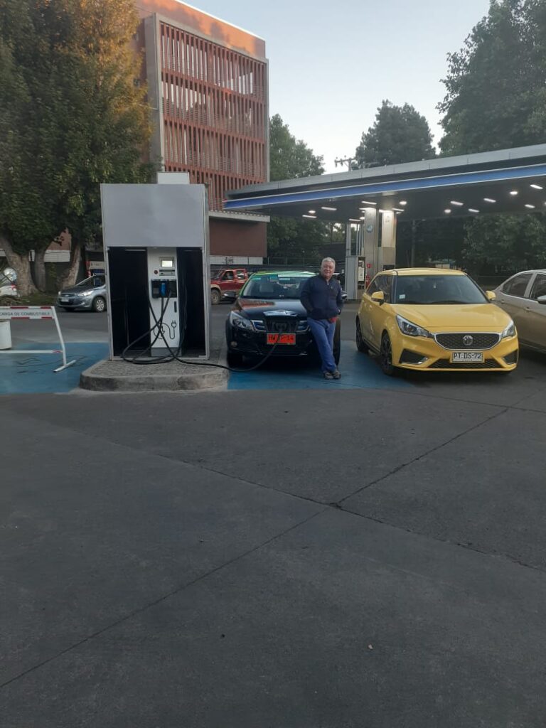 El Puentealtino Juan Carlos Arancibia es uno de los taxistas que recambió su taxi por uno eléctrico