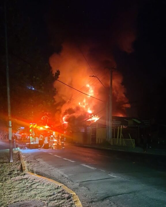 Incendio en Puente Alto: Accidente de transito terminó con 4 locales quemados