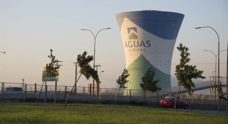 Con el fin de ayudar al pago de deudas: Muni de Puente Alto firma acuerdo con Aguas Andinas