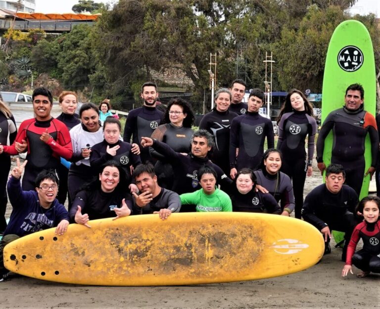 Conoce la fundación nacida en Puente Alto que enseña surf a personas en situación de discapacidad