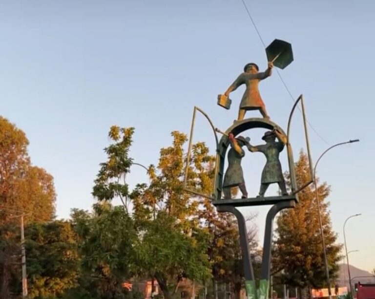 Descubre la historia de ”Pórtico”, escultura ubicada en Puente Alto