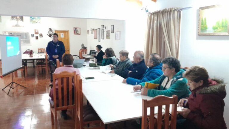 CGE capacita a dirigentes de San José de Maipo y Puente Alto en uso de canales de contacto, ahorro de energía y seguridad