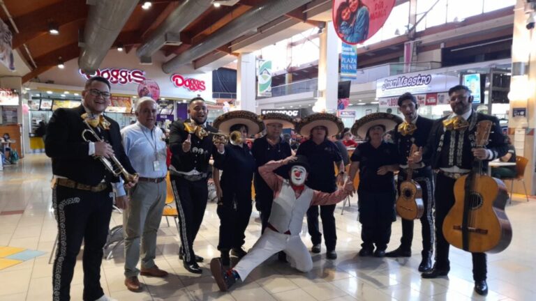 El grupo “Mariachis Show Chile” le cantó a todas las madres en el Centro Comercial Plaza Puente