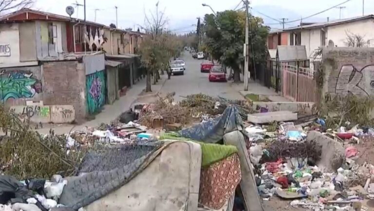 Vecinos y vecinas trabajan junto a la Municipalidad para erradicar microbasurales en Puente Alto