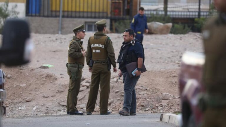 Encuentran restos humanos en campamento de Puente Alto en medio de la búsqueda de hombre desaparecido
