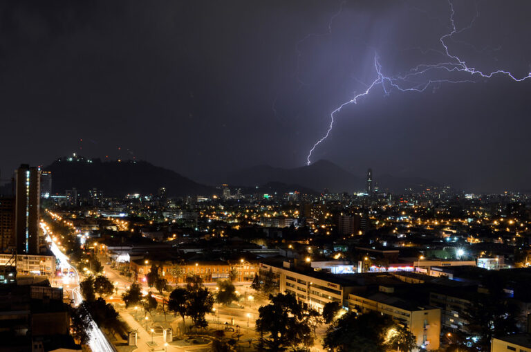 Emiten alerta por tormentas eléctricas en 10 regiones del país: San José de Maipo podría acumular 200 mm