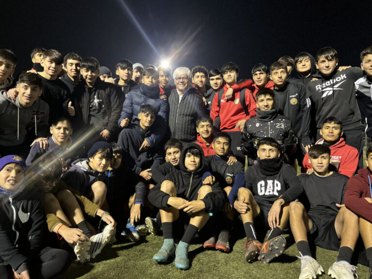 Jóvenes de FC Bajos de Mena compartieron con ex seleccionado nacional Humberto “Chita” Cruz