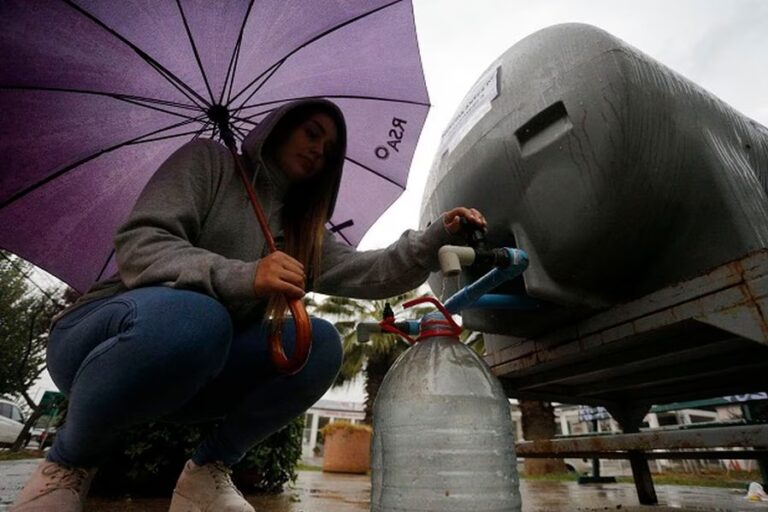 Aguas Andinas recomendó juntar 15 litros de agua por persona en la RM ante posible corte
