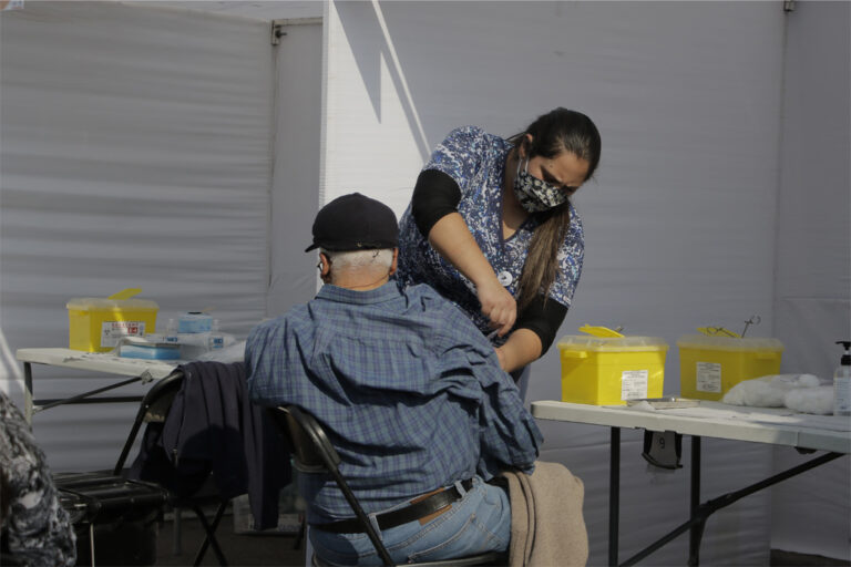 Municipalidad de Puente Alto extiende vacunación de Influenza por 2 meses ante crisis de virus respiratorios