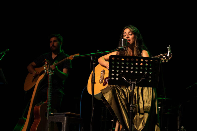 Componiendo emociones: Conoce la pasión musical de “Alma y su guitarra”