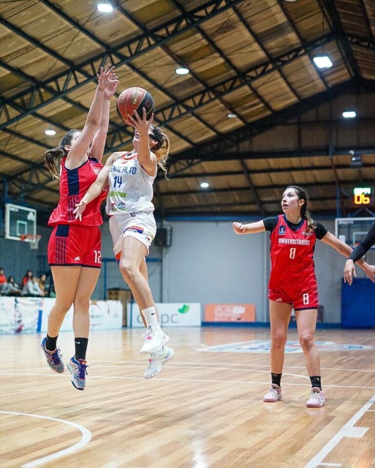 Puente Alto fem de básquet suma nueva victoria en la Liga Nacional: venciendo 77-63 a Universitarios