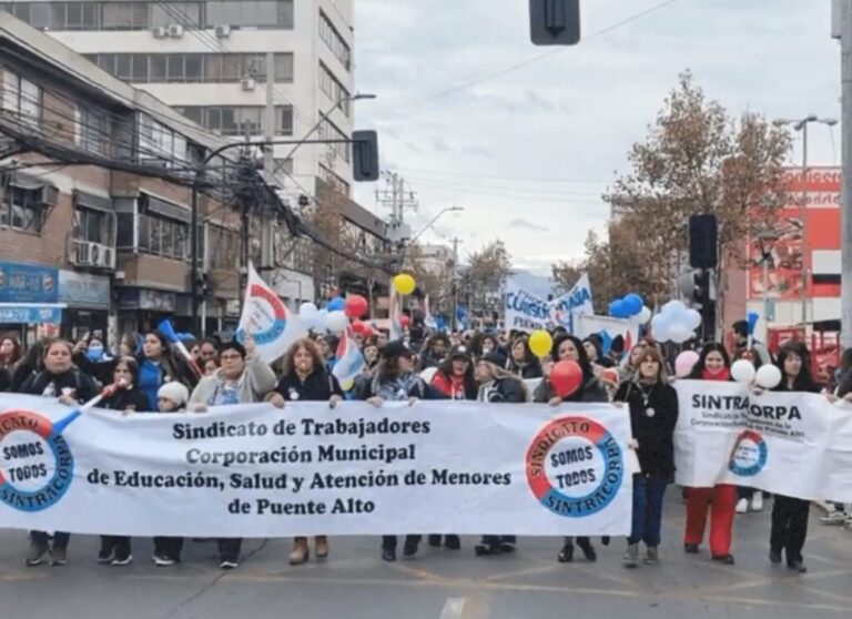 Trabajadores/as de la educación, salud y servicios a menores de edad de Puente Alto se toman las calles