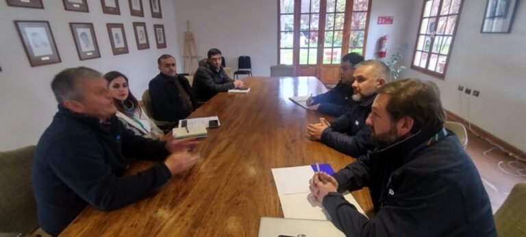 CGE se reúne con alcalde de Pirque en recorrido por distintos sectores durante contingencia climática