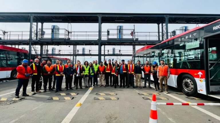 Delegada Presidencial de la Provincia Cordillera junto a Seremis de Energía visitan electro terminal de buses en Puente Alto