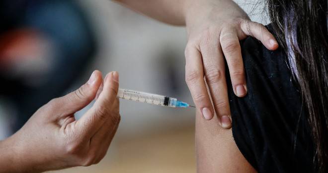 Revisa los puntos de vacunación para influenza y COVID en Puente Alto