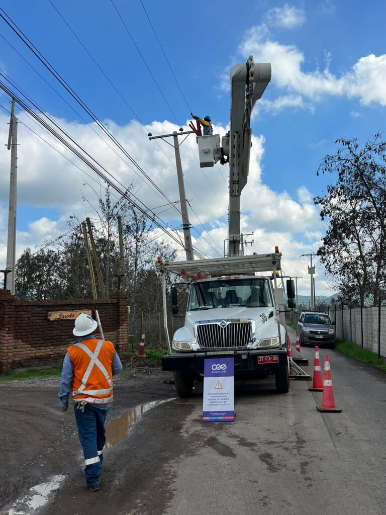 CGE realiza labores preventivas y de recuperación de servicio durante contingencia climática en Pirque