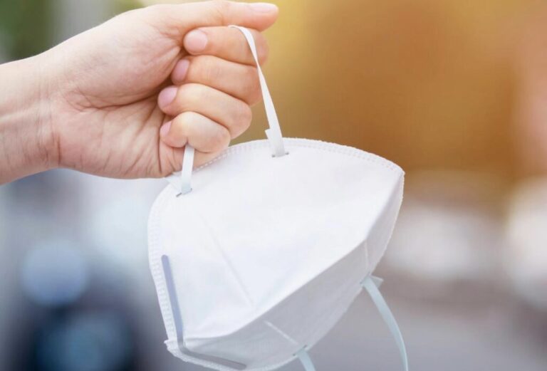Último día: Uso de mascarillas ya no será obligatorio en centros de salud y colegios