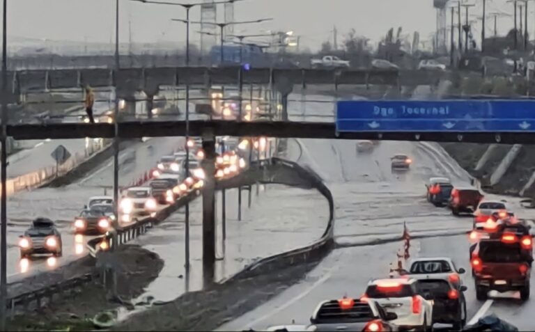 Alcalde de Puente Alto llamó a que Autopista del Maipo devuelva el dinero a conductores inmersos en tacos por pistas anegadas