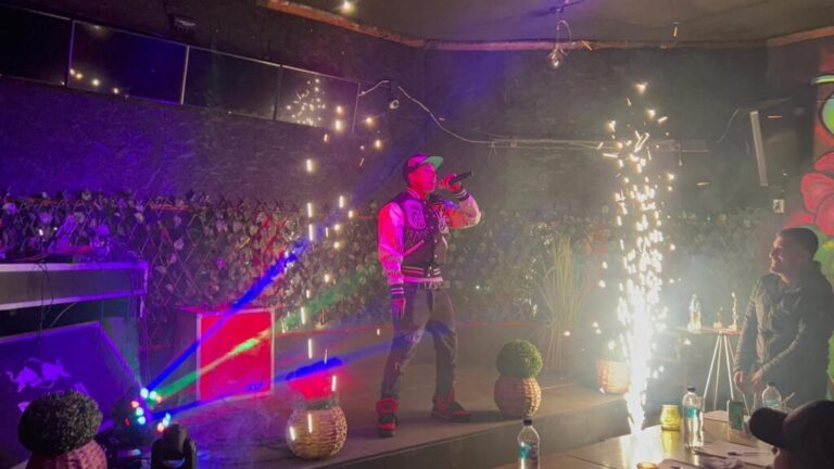 Discoteca puentealtina da la oportunidad a ”cantantes emergentes” de mostrar su música