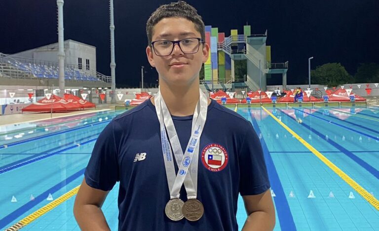 ¡Medallas para Puente Alto! Gabriel Cantero destacó en competencia de natación internacional a sus 14 años