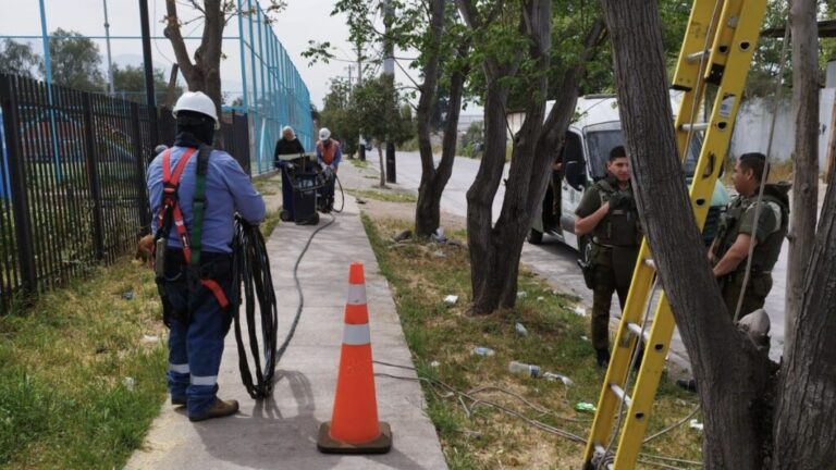 CGE realiza descuelgue de servicios conectados irregularmente a la red eléctrica en La Pintana