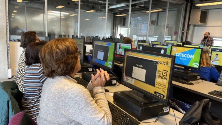 Duoc UC de Puente Alto realizó taller de alfabetización digital para adultos mayores de la comuna