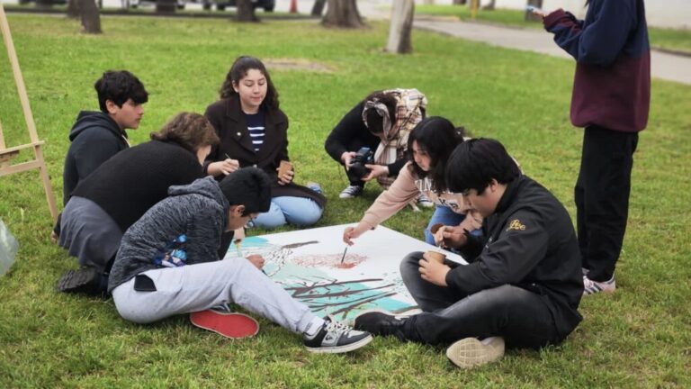 Artistas nacionales pintaron con alumnos de colegios de la Protectora de la Infancia en Puente Alto